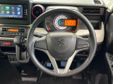 インテリアに合わせたデザインのステアリングは、運転される方のことも考え、運転しやすい形状、大きさです。是非一度、実際に触ってお確かめください。