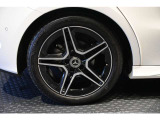 メルセデスの認定中古車「サーティファイドカー」では、万一お車が故障した場合も、ご購入後1年間もしくは2年間※は走行距離にかかわらずメルセデス・ベンツ正規サービスネットワークで無料修理いたします