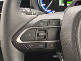 運転中、オーディオの操作をしてて、ハッとしたことはありませんか?ステアリングスイッチは、運転中でもハンドルでオーディオの操作が可能です。安全なドライブをサポートします。