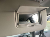 サンバイザーに鏡がついてますので車から降りる前に身だしなみチェック出来ます。