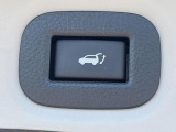 【パワーバックドア】スマートキーや運転席のボタンを押すだけでリアゲートが自動で開閉します!荷物を持っている時や、高い位置にあるバックドアを閉める際に便利な機能です♪