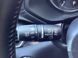 レバーをAUTOの位置にしているとき、レインセンサーが雨を感知すると、雨量に応じてワイパーが自動で作動してくれるオートワイパーを装備!設定変更で非作動にすると、間欠作動に固定されます。