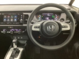 【ハンドル】運転にかかわる様々な操作を安全に行えるように視点移動が少なく操作性に配慮されたスイッチ類が凝縮されたコックピットです。