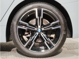 【BMWアロイホイル】軽量かつ強度に拘ったアロイホイル。走行性能ポテンシャルを引き出す設計。車の足元を引き締めてくれる大きなポイントはアロイホイルです。