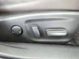 運転席電動シートは、シートポジションを細かく調整できるので長時間の運転もリラックスできますね。
