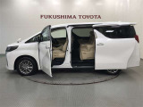 【まるごとクリーニング】シートを取り外し、車内を徹底洗浄。隅々まで丁寧に仕上げています。