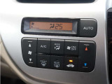 【オートエアコン】温度を設定すれば自動で快適な車内温度を保ちます。エアコン内部の高性能脱臭フィルターで車内のアレルゲンや花粉を除去。