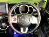 インテリアに合わせたデザインのステアリングは、運転される方のことも考え、運転しやすい形状、大きさです。是非一度、実際に触ってお確かめください。