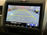 リバースギアに入れるだけで後方の表示へ切り替わります。夜間や雨の日の駐車も楽になりますよ。