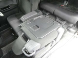 【シートアレンジ可能】ゆとりあるワイドな車内空間は、ドライブを始め買い物やレジャーなど、幅広く活躍します。一人でもみんなとでもお出かけを楽しみましょう!