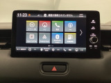 HondaCONNECT対応の便利なナビディスプレー。お持ちのスマートフォンと連携して、ナビやBluetoothでの音楽再生が可能です。デザインはもちろん、操作性も良好です。