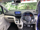 ご覧のように、視界が広く運転しやすいように設計されています。また、フルオートエアコンで快適です。