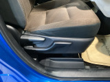 【シートレバー】ただ座るだけじゃない、運転のしやすさを決める大事なスイッチ。視界を広げたり、腰への負担を減らしたり。体型に合わせてジャストフィットさせるこの瞬間、さあ走るぞって気合が入ります。
