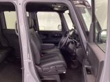 フロントは助手席と繋がったベンチシートです。運転席は、高さを調整できるハイトアジャスター付きです。