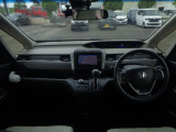 大きなフロントガラスで広々とした視界の運転席まわりです。