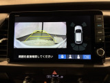 リバースギアに入れるだけで後方の表示へ切り替わります。夜間や雨の日の駐車も楽になりますよ。