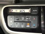 【オートエアコン】一度お好みの温度に設定すれば、車内の温度を検知し風量や温度を自動で調整。暑い&hellip;寒い&hellip;と何度もスイッチ操作をする必要はありません。快適な車内空間には必須の機能ですね♪