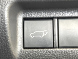 【パワーバックドア】スマートキーや運転席のボタンを押すだけでリアゲートが自動で開閉します!荷物を持っている時や、高い位置にあるバックドアを閉める際に便利な機能です♪