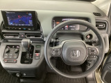 【ハンドル】運転にかかわる様々な操作を安全に行えるように視点移動が少なく操作性に配慮されたスイッチ類が凝縮されたコックピットです。