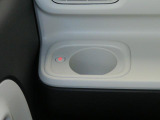 ホッとカップホルダーが運転席・助手席にあります。ホットドリンクをちょうど良い温度でキープしてくれる保温機能付で嬉しいです。