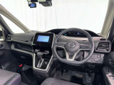 運転席まわりです。 各操作スイッチは使いやすい位置に配置されてます。