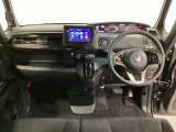 車内は光触媒抗菌消臭施工済です。スタイリッシュなデザインでスポーティなインパネ周りを演出します。グローブボックスやカップホルダーのほかにトレーなどたくさんの収納スペースが付いています。