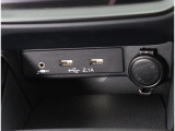 携帯デバイスの充電が可能なUSB出力DC5V電源を2口装備。アクセサリーDC12V電源ソケットも装備していてとても便利です!