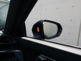 アウディサイドアシスト『後方の死角を並走する車両を検知しドアミラーの内側のLEDが点灯。ドライバーに注意を促し事故を未然に防ぐシステムです。』