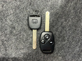 【キーレスエントリー】キーボタンを押すだけで、ドアロックの開閉が可能です。重い手荷物を持っていたり、夜のドアの開閉にとっても便利です。