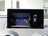 バックカメラ駐車時、後退時に後方を確認する事ができる安全快適装備になります映像だけでなくセンサーにより障害物の距離もドライバーに直感的に伝えてくれる機能になります。