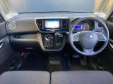 すっきりした運転席周りにはナビやエアコンの操作パネルを設置しておりますので、お一人での運転でもご安心できます。