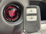 【Hondaスマートキー】カバンやポケットに入れたままでもドアの施錠・解錠が可能なスマートキーを装備。エンジンのオン・オフ時もカギを取り出す必要が無いからとっても便利です♪
