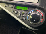【オートエアコン】一度お好みの温度に設定すれば、車内の温度を検知し風量や温度を自動で調整。暑い&hellip;寒い&hellip;と何度もスイッチ操作をする必要はありません。快適な車内空間には必須の機能ですね♪