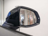 後方死角の車を検知してライトの点灯でお知らせしてくれるサイドアシストを装備。ドライバーの運転をアシストしてくれます。