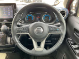 ハンドルには、ステアリングスイッチ付き。プロパイロット機能も付いて長距離ドライブも快適!車両の設定も手元で楽に変更できます。