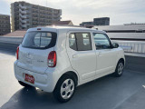 右斜め後ろからの特徴的なフォルム。狭い路地裏でも運転しやすそうな小回りが利くコンパクトボディ♪