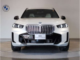 【BMWの伝統】BMWの特徴的な&ldquo;キドニーグリル&rdquo;は、80年以上続く伝統の形でございます。変わらないこだわりのデザインが、プレミアムブランド&ldquo;BMW&rdquo;を創り出します。