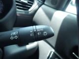 オートライト機能が装備されており暗い場所に入ると車両が検知しライトのON・OFFを自動的に切り替えてくれますので非常に便利な装備です♪