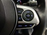 ステアリングには運転中でも簡単に操作できる各種スイッチついてます