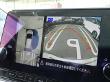 【アラウンドビューモニター&バックモニター】クルマを真上から見下ろしているかのような映像が表示され、周囲の状況がひと目で把握できるので、安心してスマートに駐車できます。駐車が苦手な方にオススメです!