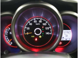 とっても見やすいメーターです。夜間時はラグジュアリーな気分にさせてくれる照明が魅力ですので、夜のドライブも楽しみになりますよ♪