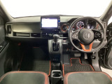 車内は光触媒抗菌消臭施工済です。スタイリッシュなデザインでスポーティなインパネ周りを演出します。グローブボックスやカップホルダーのほかにトレーなどたくさんの収納スペースが付いています。