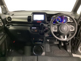 車内は光触媒抗菌消臭施工済です。スタイリッシュなデザインでスポーティなインパネ周りを演出します。グローブボックスやカップホルダーのほかにトレーなどたくさんの収納スペースが付いています。