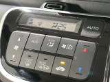 【オートエアコン】一度お好みの温度に設定すれば、車内の温度を検知し風量や温度を自動で調整。暑い&hellip;寒い&hellip;と何度もスイッチ操作をする必要はありません。快適な車内空間には必須の機能ですね♪