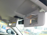 運転席、助手席のサンバイザーには鏡が付いていてちょっとした化粧直しや身だしなみのチェックができます。