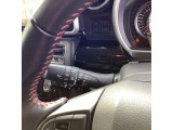 ステアリングの赤ステッチもクールですね