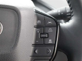レーダークルーズコントロール作動時に車線維持に必要な運転操作の支援を行う「レーントレーシングアシスト(LTA)」を搭載しています。