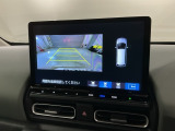 リバースギアに入れるだけで後方の表示へ切り替わります。夜間や雨の日の駐車も楽になりますよ。