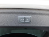 オートマチックテールゲート付き。アドバンストキーのボタンの長押し、運転席のドアのスイッチで開閉できます。