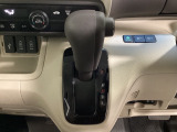 CVT車のセレクトレバーです。低速から高速まで、変速ショックのないスムーズな走りを実現するとともに、エンジン効率のよい領域を維持することで燃費にも貢献します。